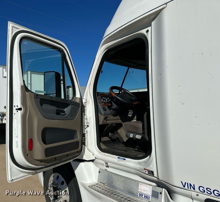 image for item OK9033 2016 Freightliner Cascadia Evolution  semi truck