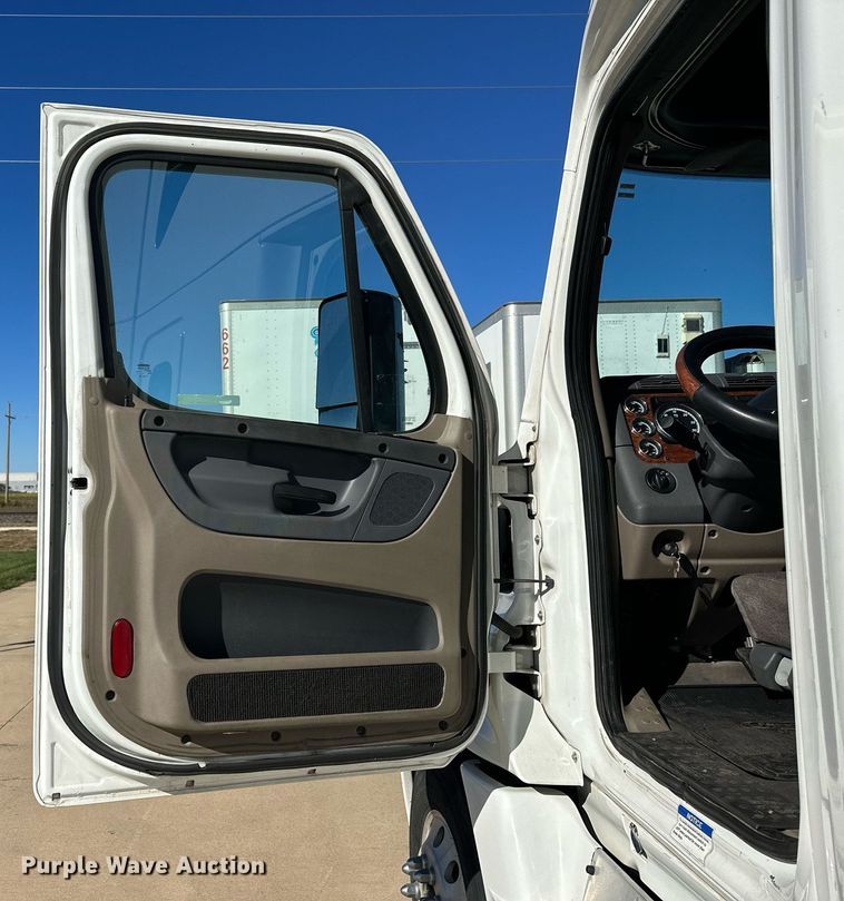 image for item OK9033 2016 Freightliner Cascadia Evolution  semi truck