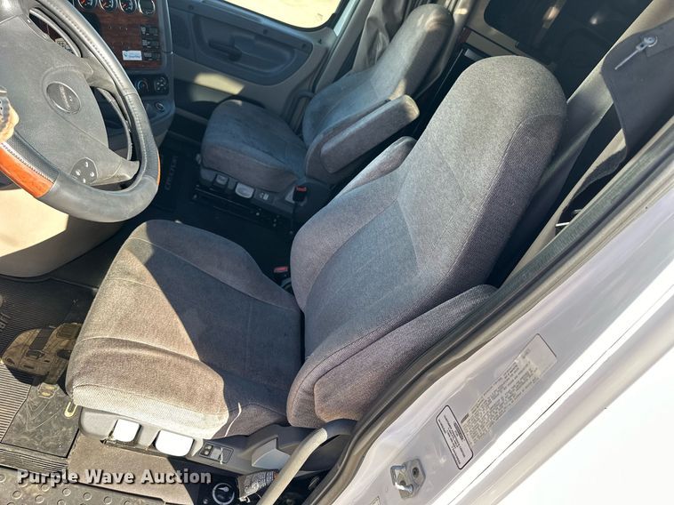 image for item OK9033 2016 Freightliner Cascadia Evolution  semi truck