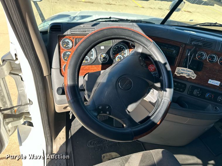 image for item OK9033 2016 Freightliner Cascadia Evolution  semi truck