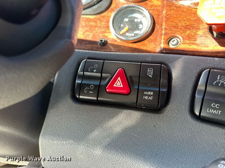 image for item OK9033 2016 Freightliner Cascadia Evolution  semi truck