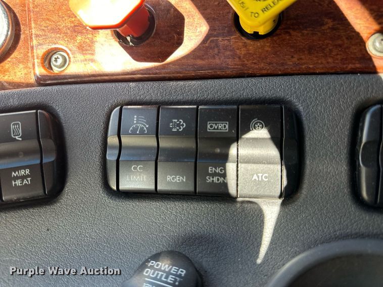 image for item OK9033 2016 Freightliner Cascadia Evolution  semi truck