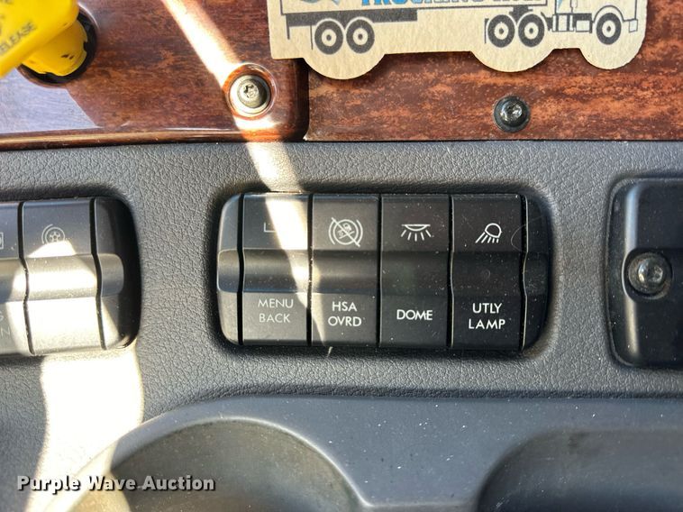 image for item OK9033 2016 Freightliner Cascadia Evolution  semi truck