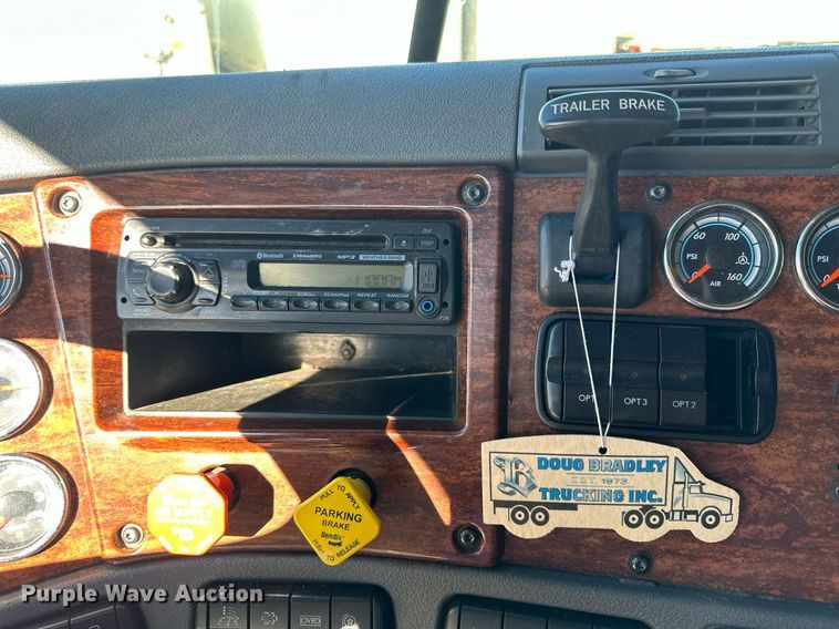 image for item OK9033 2016 Freightliner Cascadia Evolution  semi truck