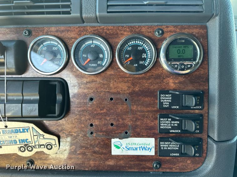 image for item OK9033 2016 Freightliner Cascadia Evolution  semi truck