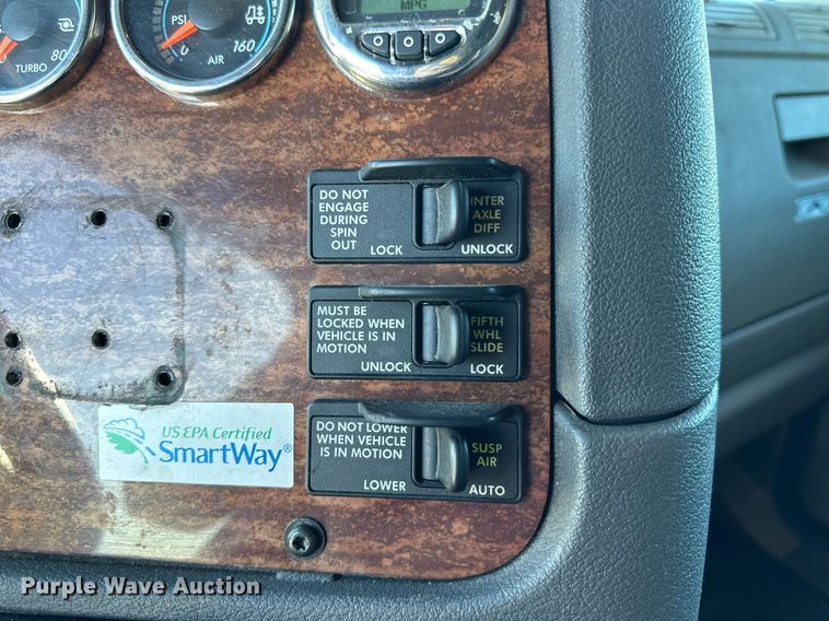 image for item OK9033 2016 Freightliner Cascadia Evolution  semi truck