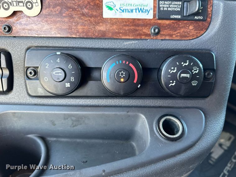 image for item OK9033 2016 Freightliner Cascadia Evolution  semi truck