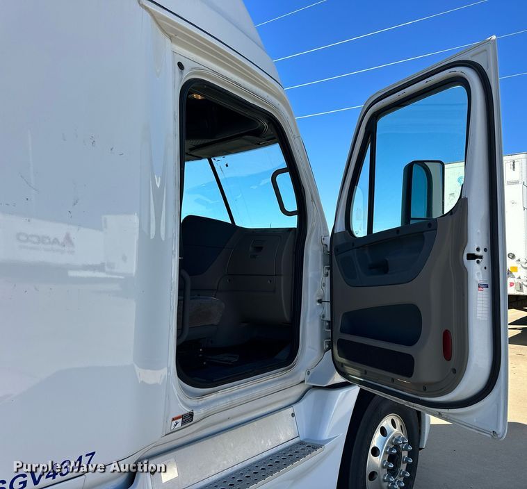 image for item OK9033 2016 Freightliner Cascadia Evolution  semi truck