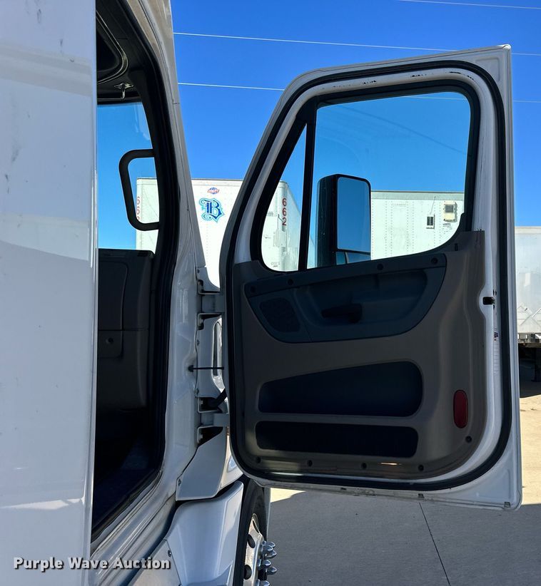 image for item OK9033 2016 Freightliner Cascadia Evolution  semi truck