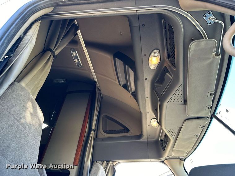 image for item OK9033 2016 Freightliner Cascadia Evolution  semi truck