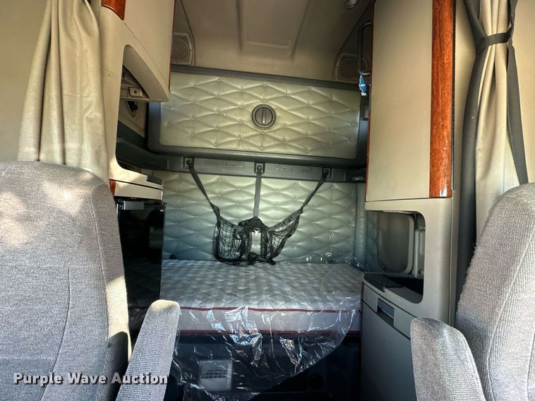 image for item OK9033 2016 Freightliner Cascadia Evolution  semi truck