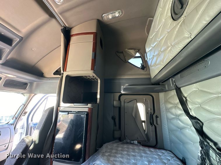 image for item OK9033 2016 Freightliner Cascadia Evolution  semi truck