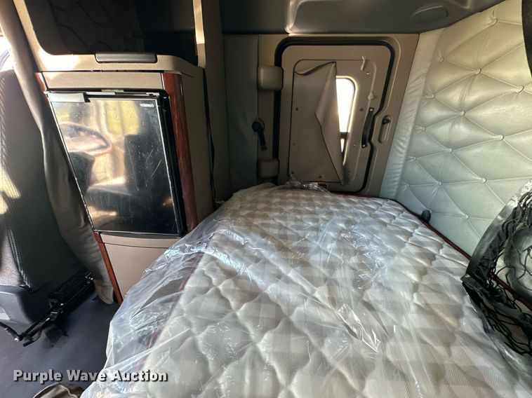 image for item OK9033 2016 Freightliner Cascadia Evolution  semi truck