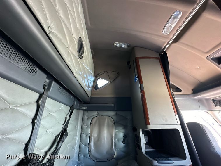 image for item OK9033 2016 Freightliner Cascadia Evolution  semi truck