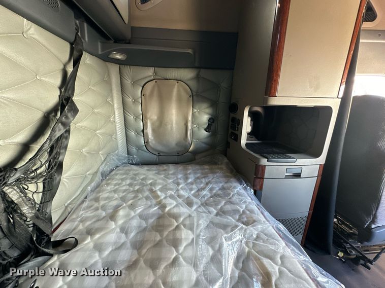 image for item OK9033 2016 Freightliner Cascadia Evolution  semi truck