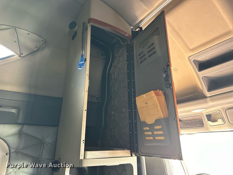 image for item OK9033 2016 Freightliner Cascadia Evolution  semi truck