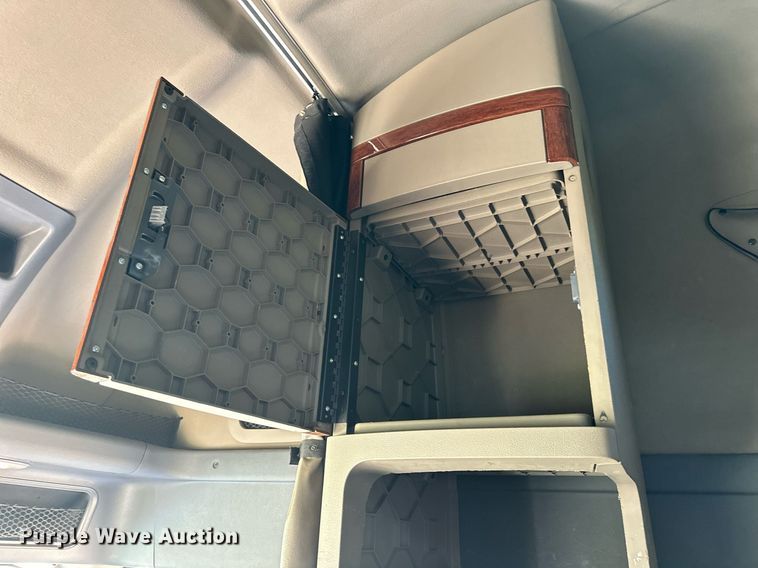 image for item OK9033 2016 Freightliner Cascadia Evolution  semi truck