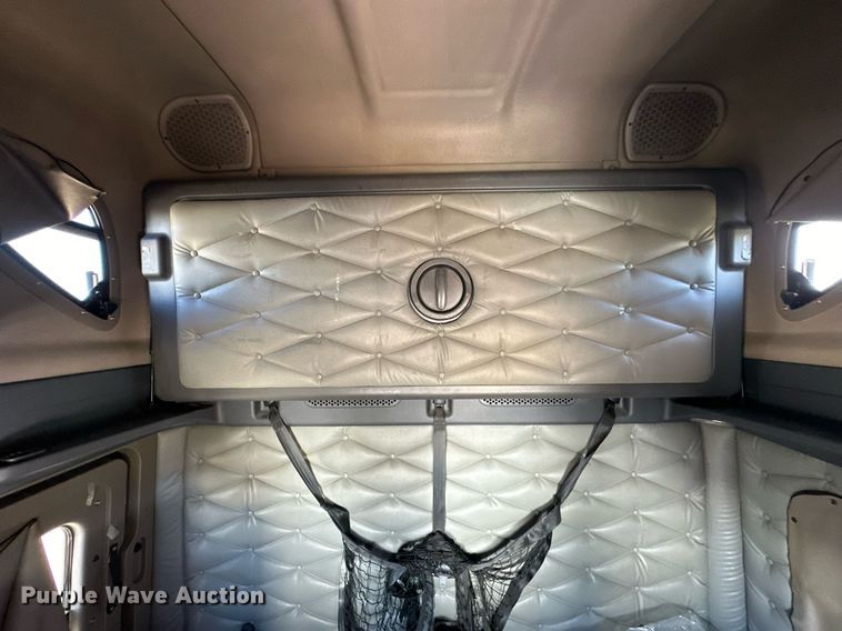 image for item OK9033 2016 Freightliner Cascadia Evolution  semi truck