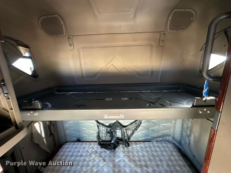 image for item OK9033 2016 Freightliner Cascadia Evolution  semi truck