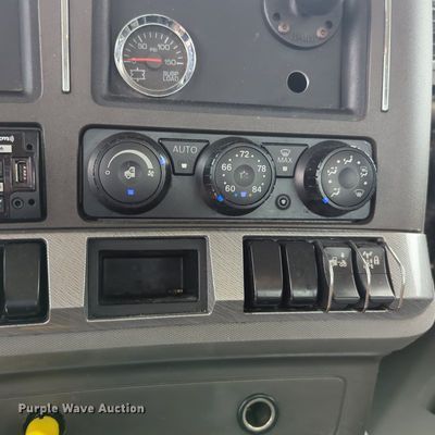 image for item OL9030 2019 Kenworth T680  semi truck