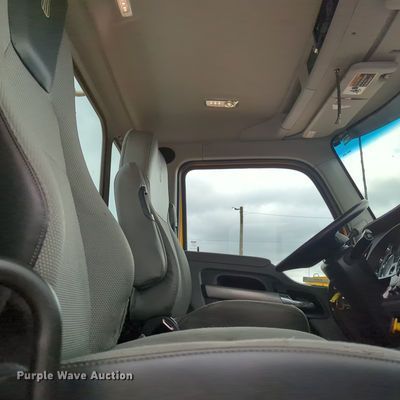 image for item OL9031 2020 Kenworth T680  semi truck