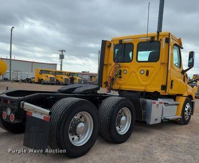 image for item OL9032 2020 Freightliner Cascadia 126  semi truck