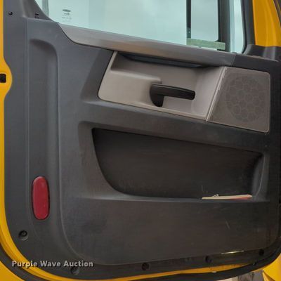 image for item OL9032 2020 Freightliner Cascadia 126  semi truck