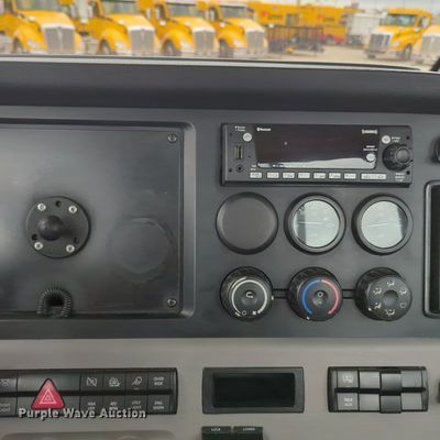 image for item OL9032 2020 Freightliner Cascadia 126  semi truck