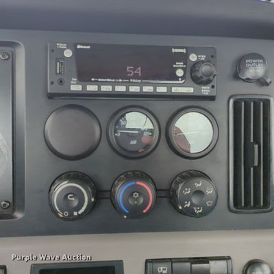 image for item OL9032 2020 Freightliner Cascadia 126  semi truck