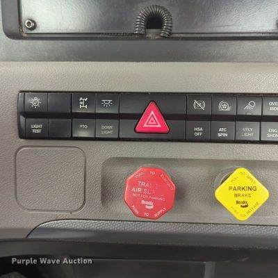 image for item OL9032 2020 Freightliner Cascadia 126  semi truck