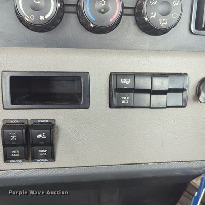 image for item OL9032 2020 Freightliner Cascadia 126  semi truck