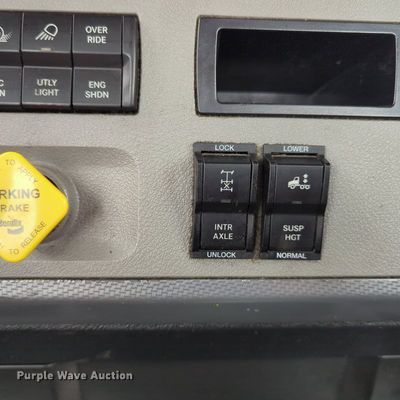 image for item OL9032 2020 Freightliner Cascadia 126  semi truck