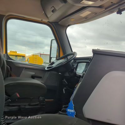 image for item OL9032 2020 Freightliner Cascadia 126  semi truck