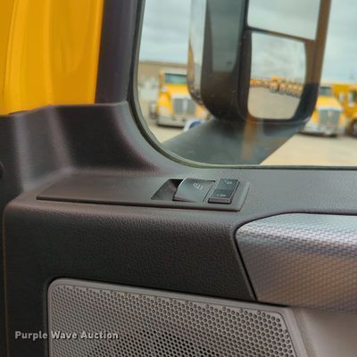 image for item OL9032 2020 Freightliner Cascadia 126  semi truck