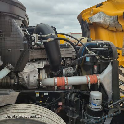 image for item OL9032 2020 Freightliner Cascadia 126  semi truck