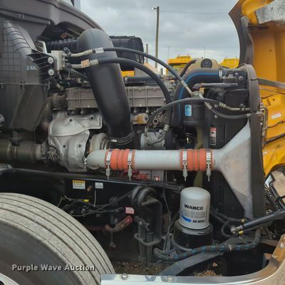 image for item OL9032 2020 Freightliner Cascadia 126  semi truck