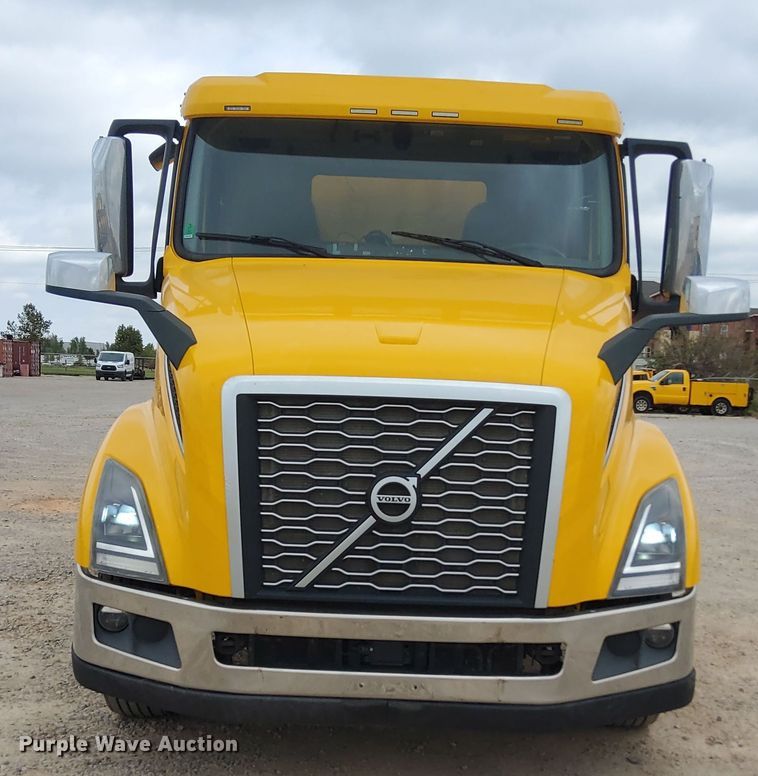 image for item OL9033 2020 Volvo VNL  semi truck