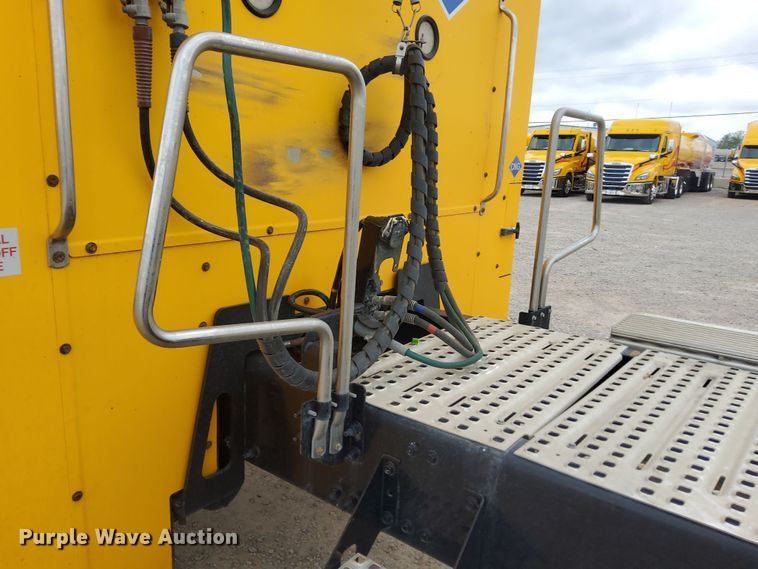 image for item OL9033 2020 Volvo VNL  semi truck