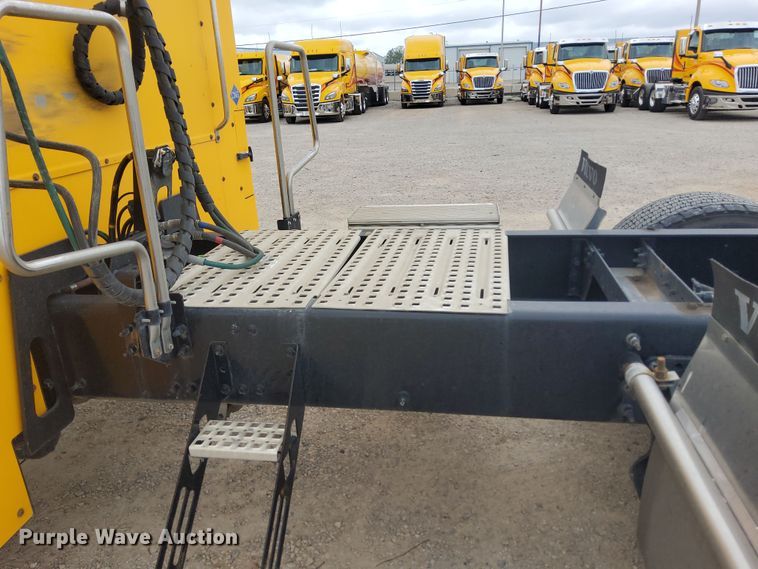 image for item OL9033 2020 Volvo VNL  semi truck