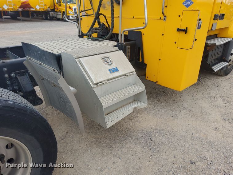 image for item OL9033 2020 Volvo VNL  semi truck