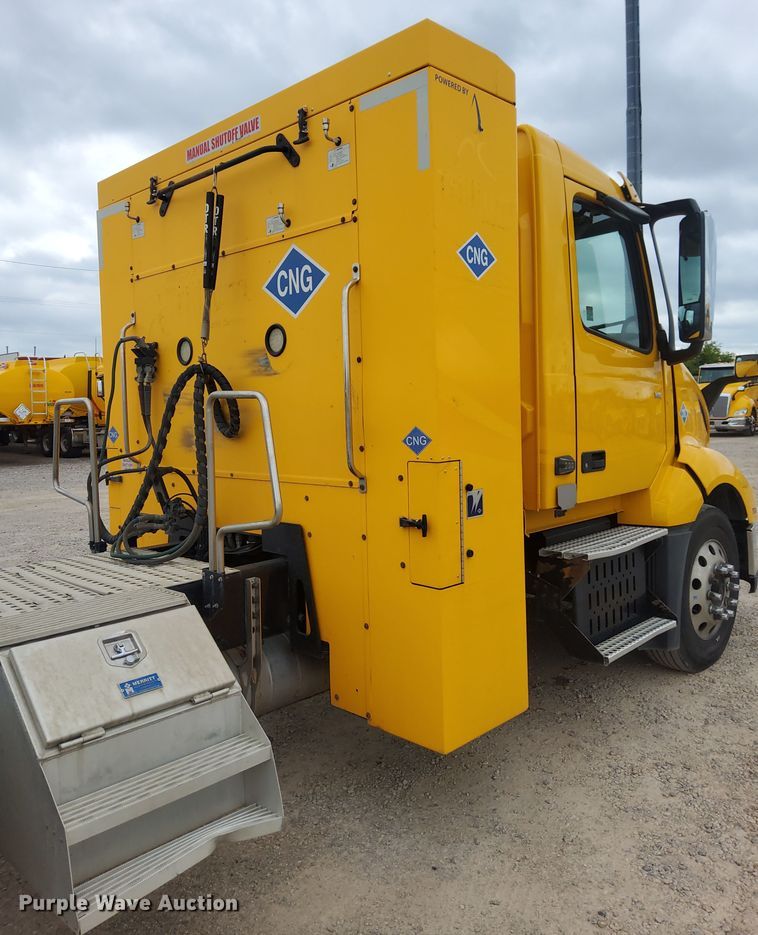 image for item OL9033 2020 Volvo VNL  semi truck