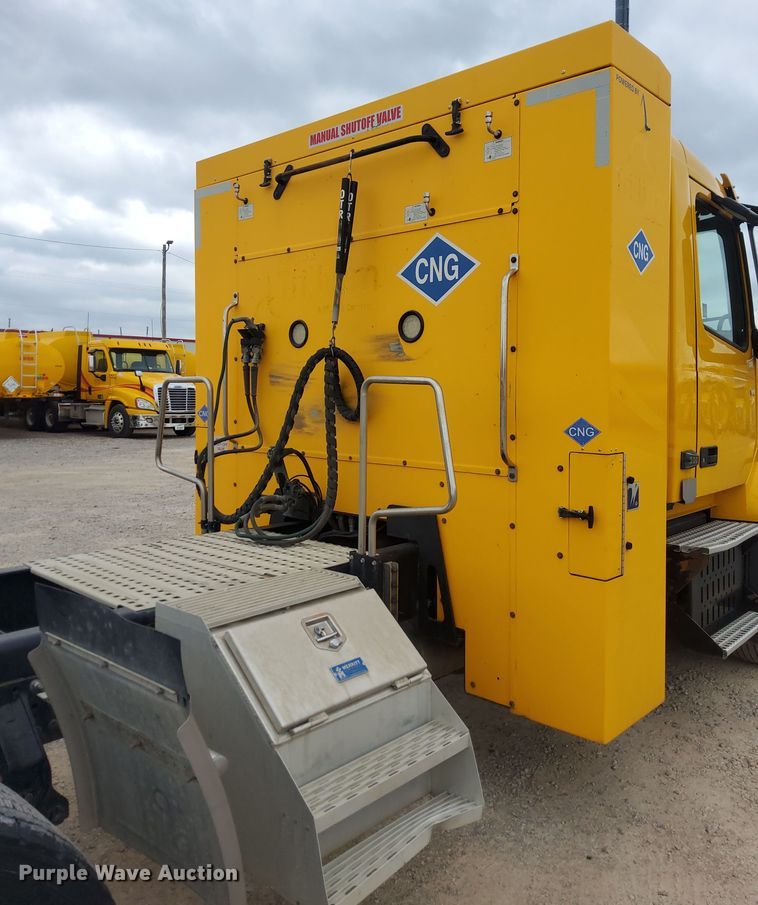 image for item OL9033 2020 Volvo VNL  semi truck