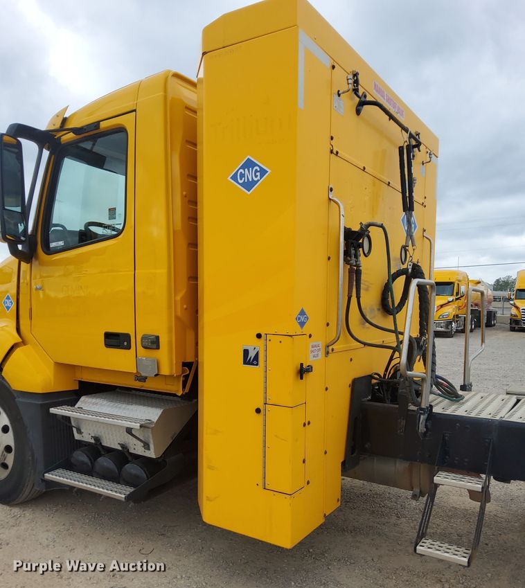 image for item OL9033 2020 Volvo VNL  semi truck