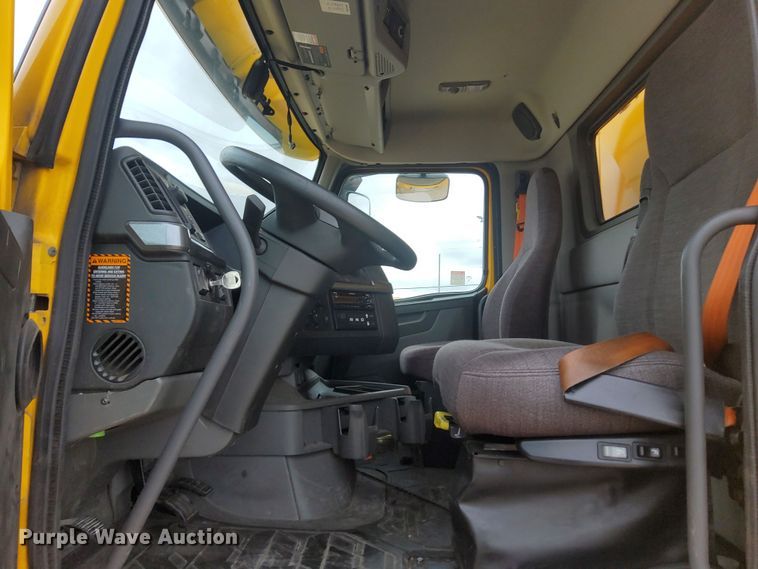 image for item OL9033 2020 Volvo VNL  semi truck