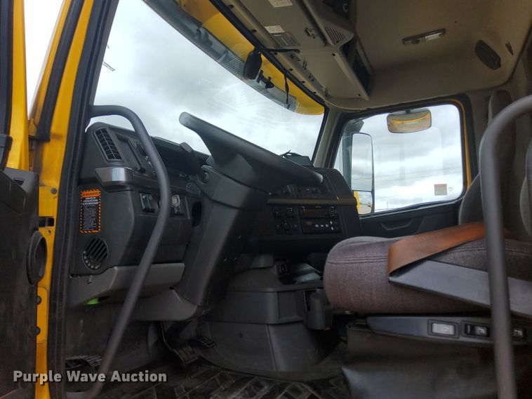 image for item OL9033 2020 Volvo VNL  semi truck