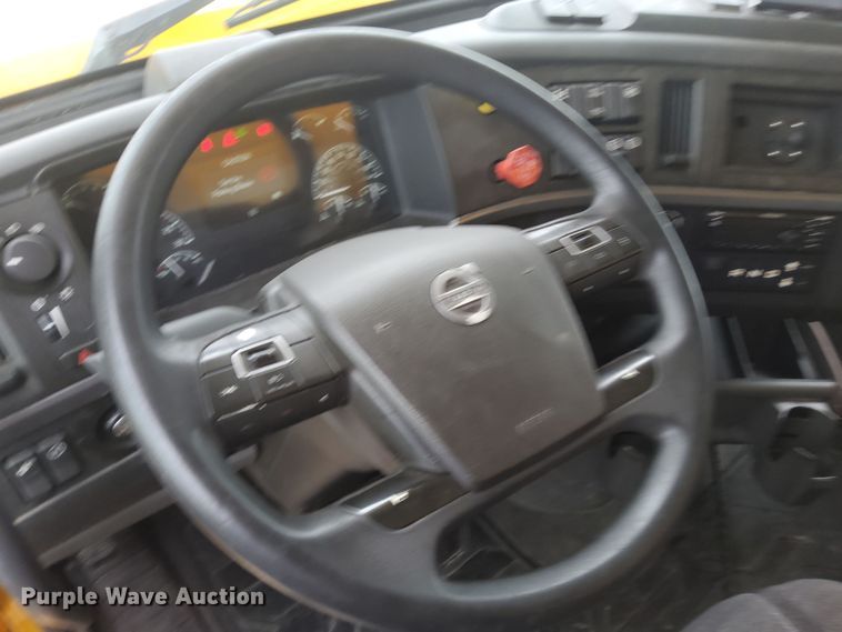 image for item OL9033 2020 Volvo VNL  semi truck