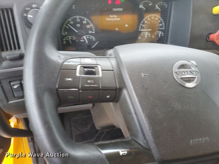 image for item OL9033 2020 Volvo VNL  semi truck