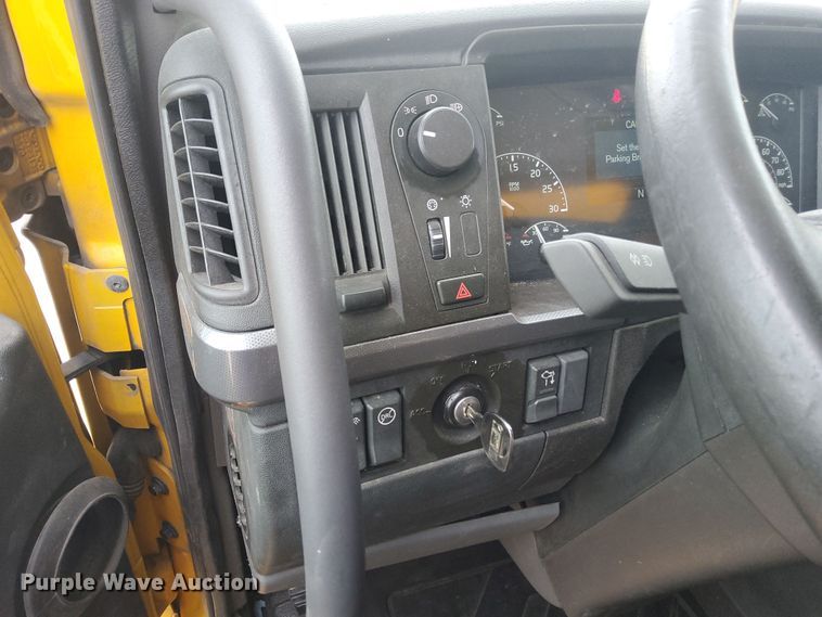 image for item OL9033 2020 Volvo VNL  semi truck