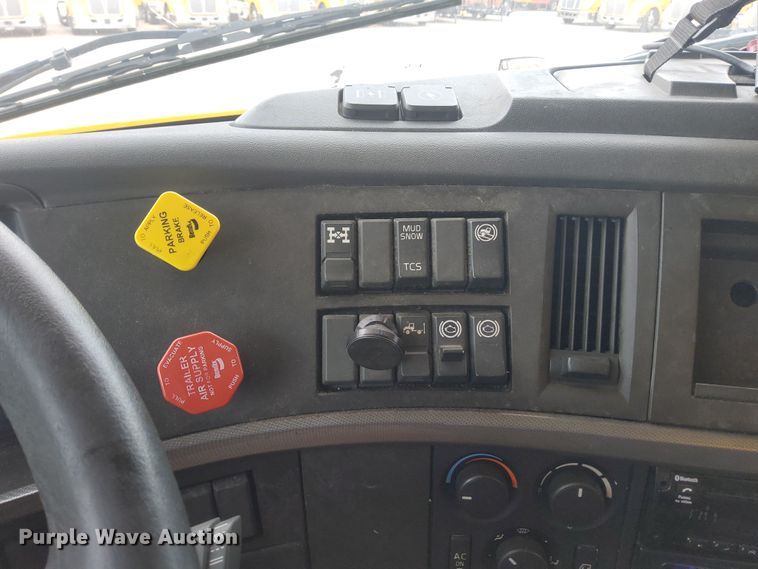 image for item OL9033 2020 Volvo VNL  semi truck