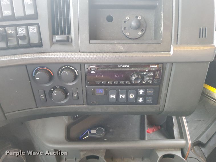 image for item OL9033 2020 Volvo VNL  semi truck